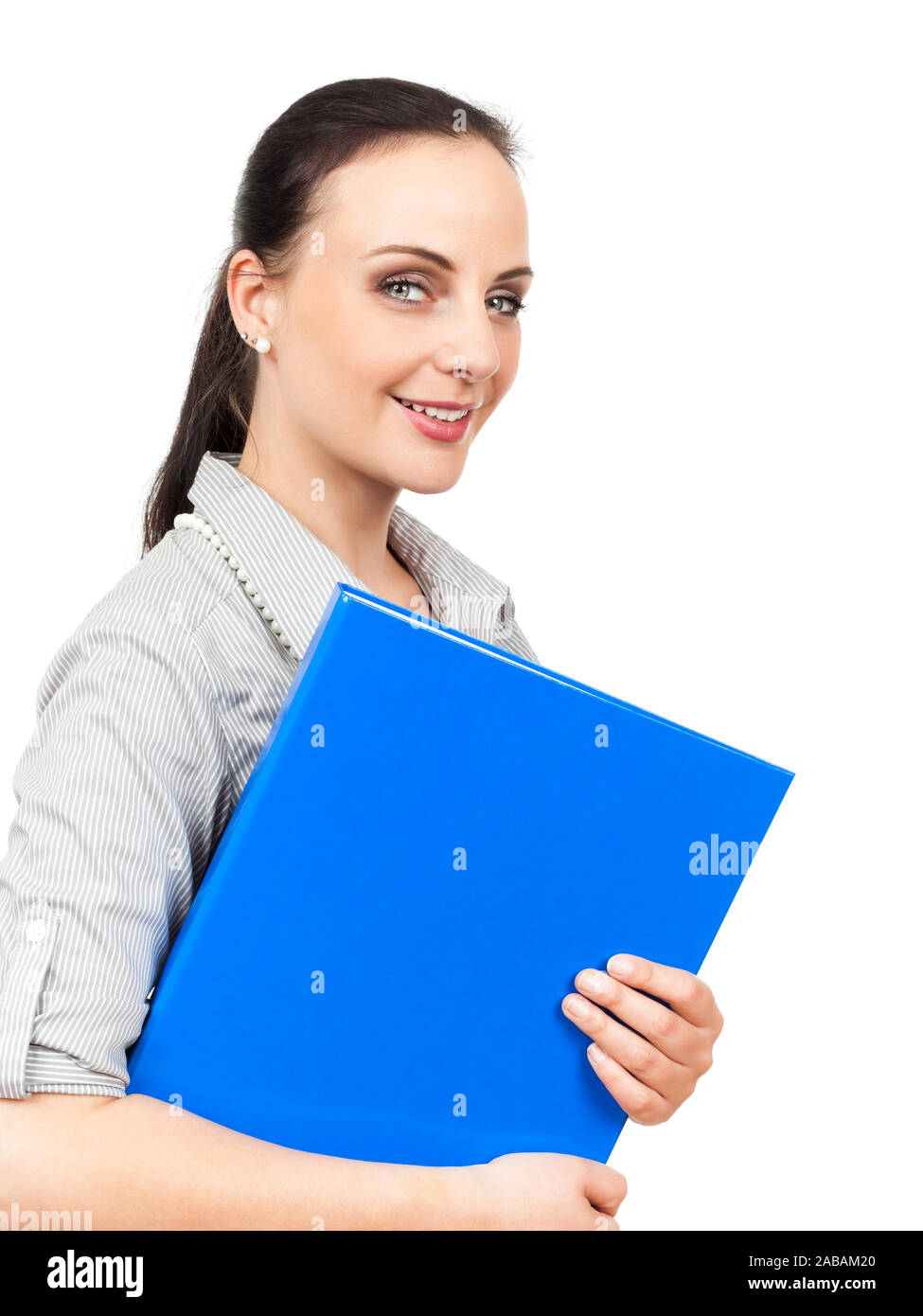 Eine huebsche Geschaeftsfrau mit blauer Heftmappe vor weissem Hintergrund Foto Stock