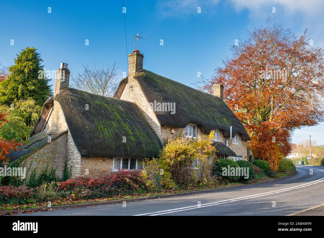 Cottage con tetto in paglia in autunno. Long Compton, Warwickshire, Inghilterra Foto Stock