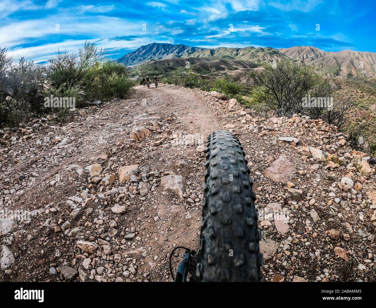 Percorso per mountain bike paesaggio. Ruota posteriore di bicicletta pedalando © (© Foto: LuisGutierrez / NortePhoto.com) Paisaje de ruta de Ciclismo de Montaña. Foto Stock