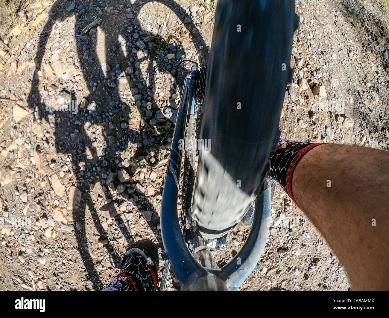Percorso per mountain bike paesaggio. Ruota posteriore di bicicletta pedalando © (© Foto: LuisGutierrez / NortePhoto.com) Paisaje de ruta de Ciclismo de Montaña. Foto Stock