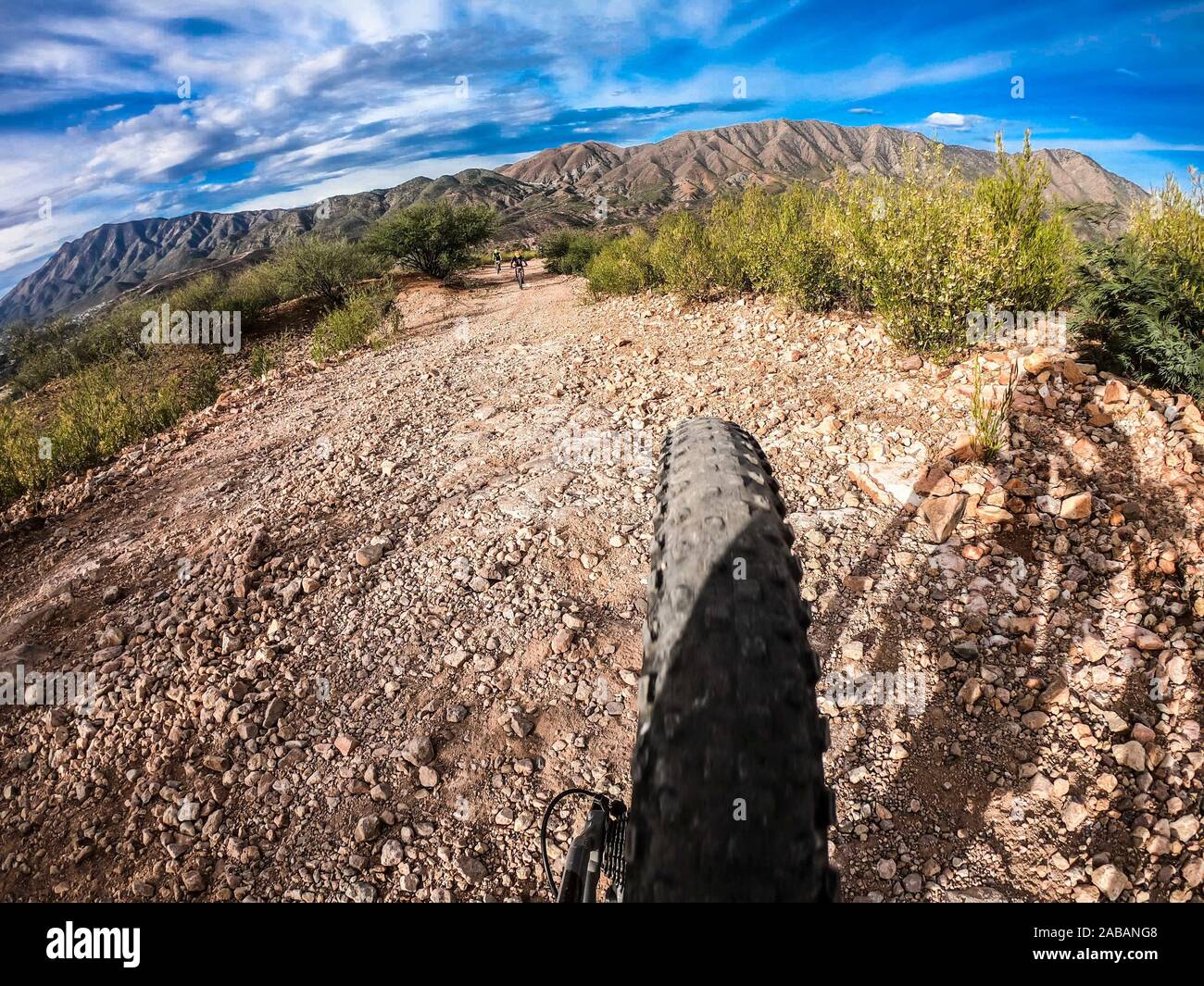 Percorso per mountain bike paesaggio. Ruota posteriore di bicicletta pedalando © (© Foto: LuisGutierrez / NortePhoto.com) Paisaje de ruta de Ciclismo de Montaña. Foto Stock