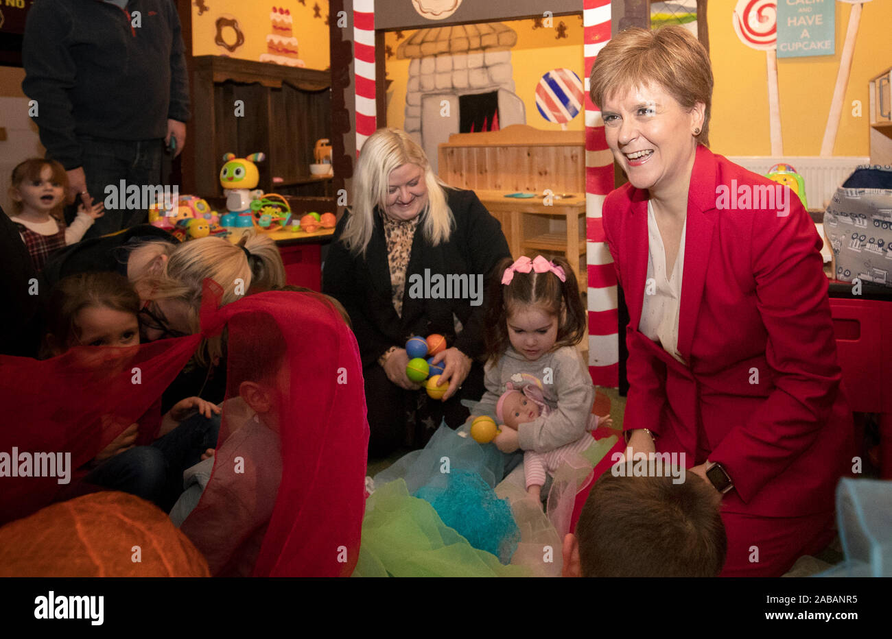 SNP leader Nicola Storione gioca con bambini locali durante una visita alla Jelly Tots & Cookies Play Cafe a Uddingston, South Lanarkshire. Foto Stock