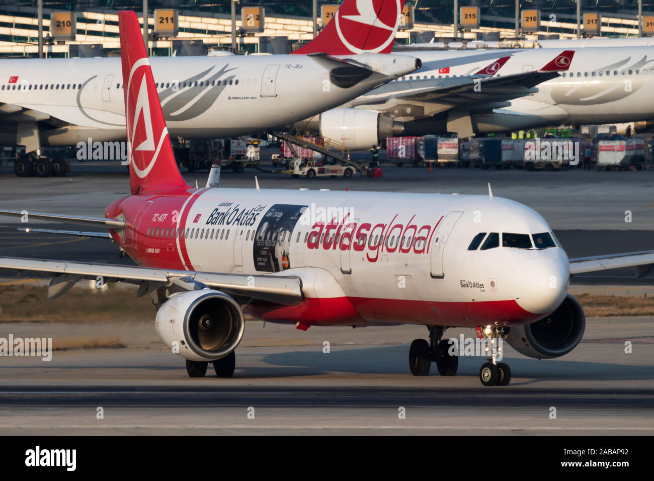 Istanbul / TURCHIA - Marzo 27, 2019: AtlasGlobal adesivo speciale Airbus A321 TC-ATF piano passeggero partenza a Istanbul Ataturk Airport Foto Stock