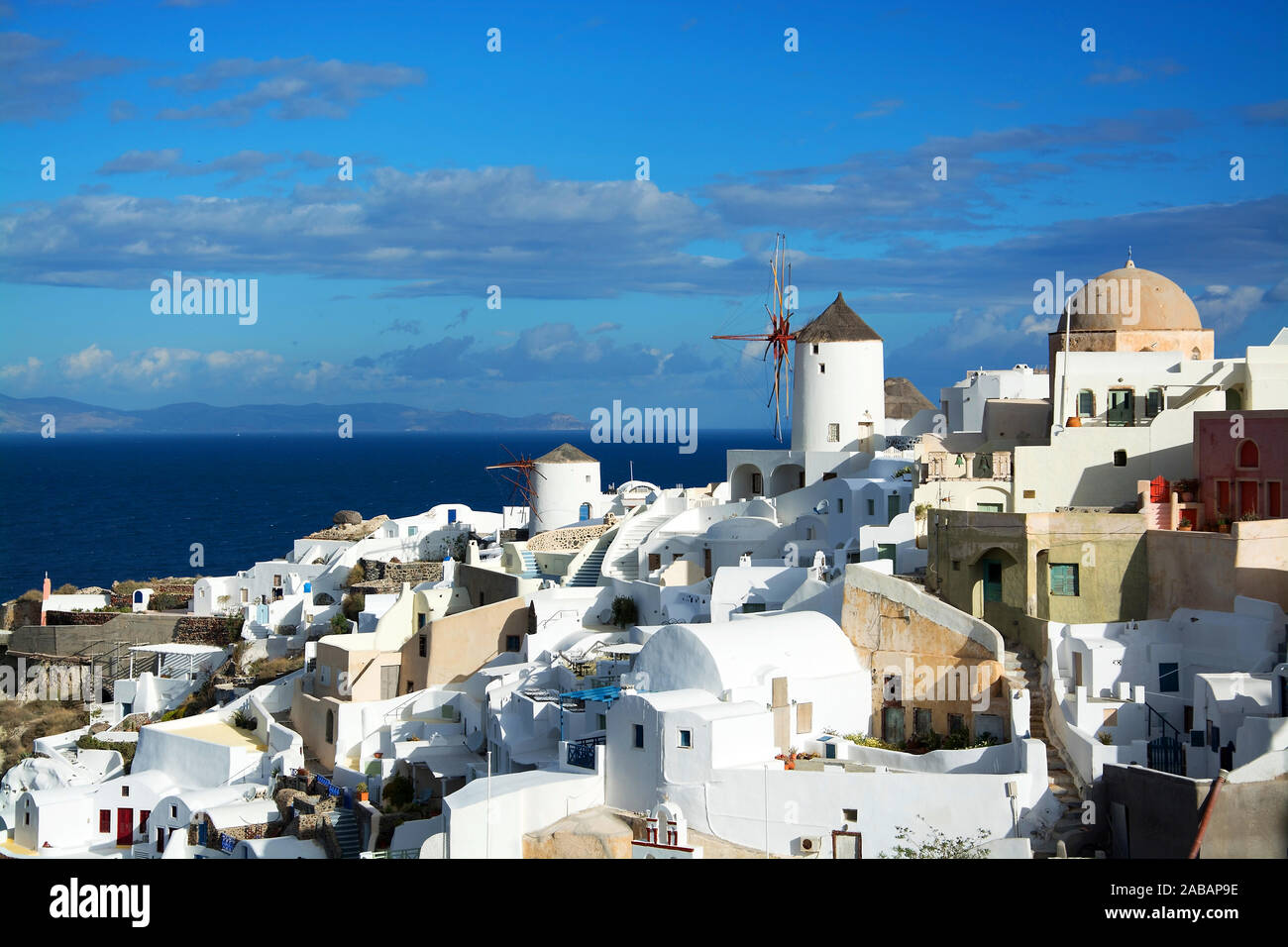 Oia auf der Insel Thira, oder Thera, ist eine kleine Stadt auf dem giechischen Archipel Santorin auf den Kykladen. Foto Stock