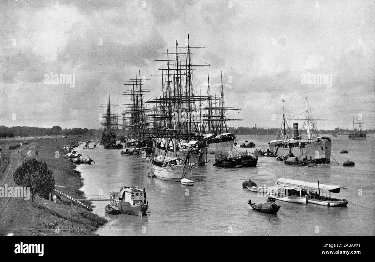Ritratto di mezzitoni di navigazione delle navi e delle navi più piccole al di ancoraggio a Hughli a Calcutta, una scena durante il Principe di Galles il tour ufficiale dell'India nel 1906 Foto Stock