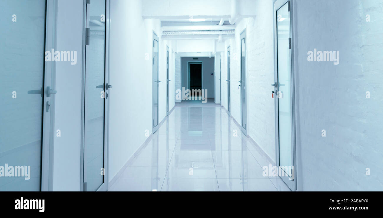 Corridoio vuoto in ospedale con le porte chiuse Foto Stock