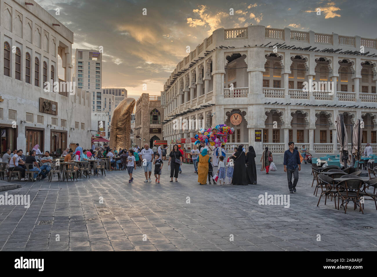 Doha-Qatar, novembre 16,2019:Souk Waqif a Doha in Qatar la strada principale con la gente a piedi vista diurna Foto Stock