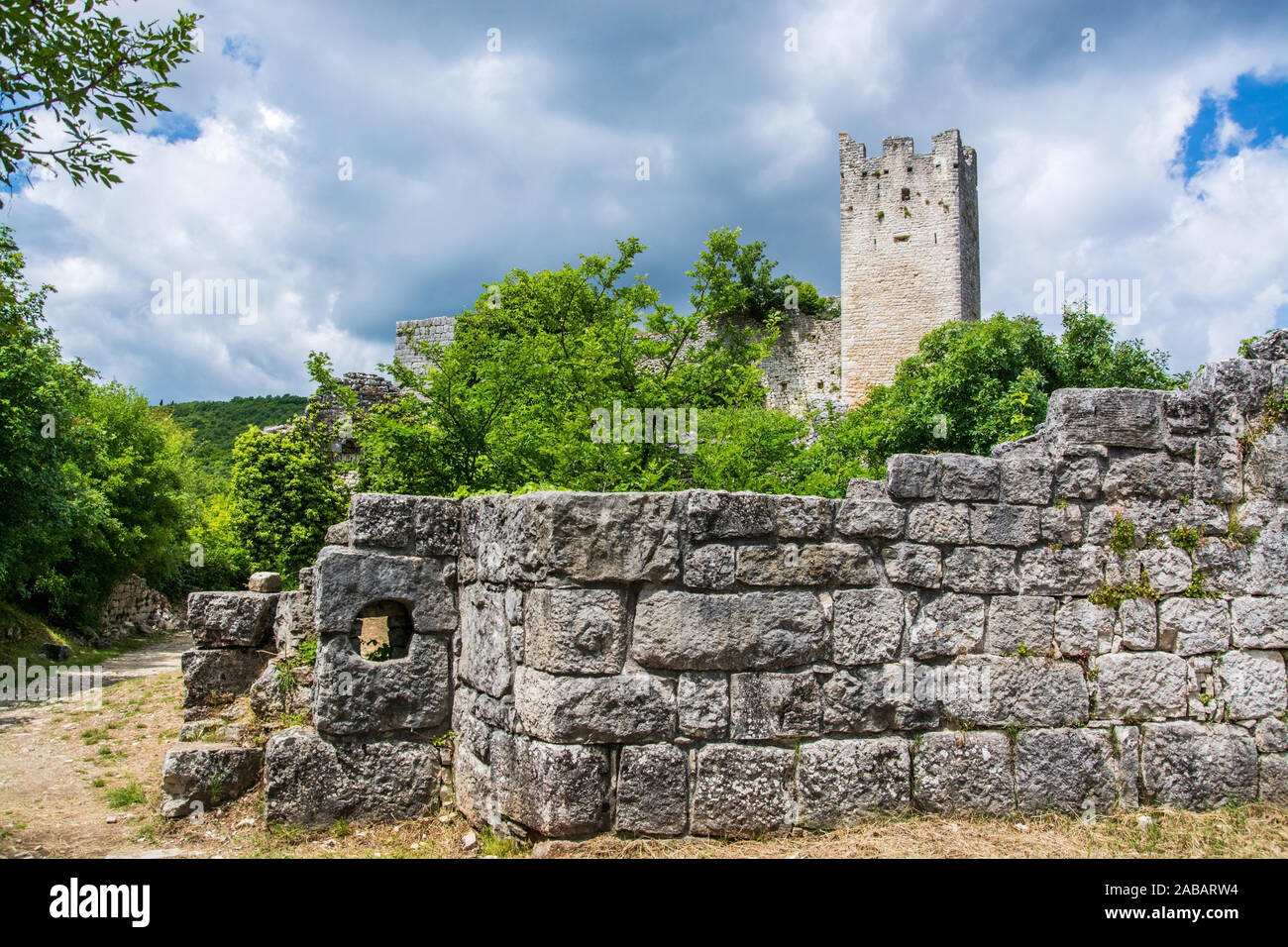 Dvigrad ist eine verlassene Ruinenstadt in der Gemeinde Kanfanar im kroatischen Teil der Halbinsel Istrien. Foto Stock