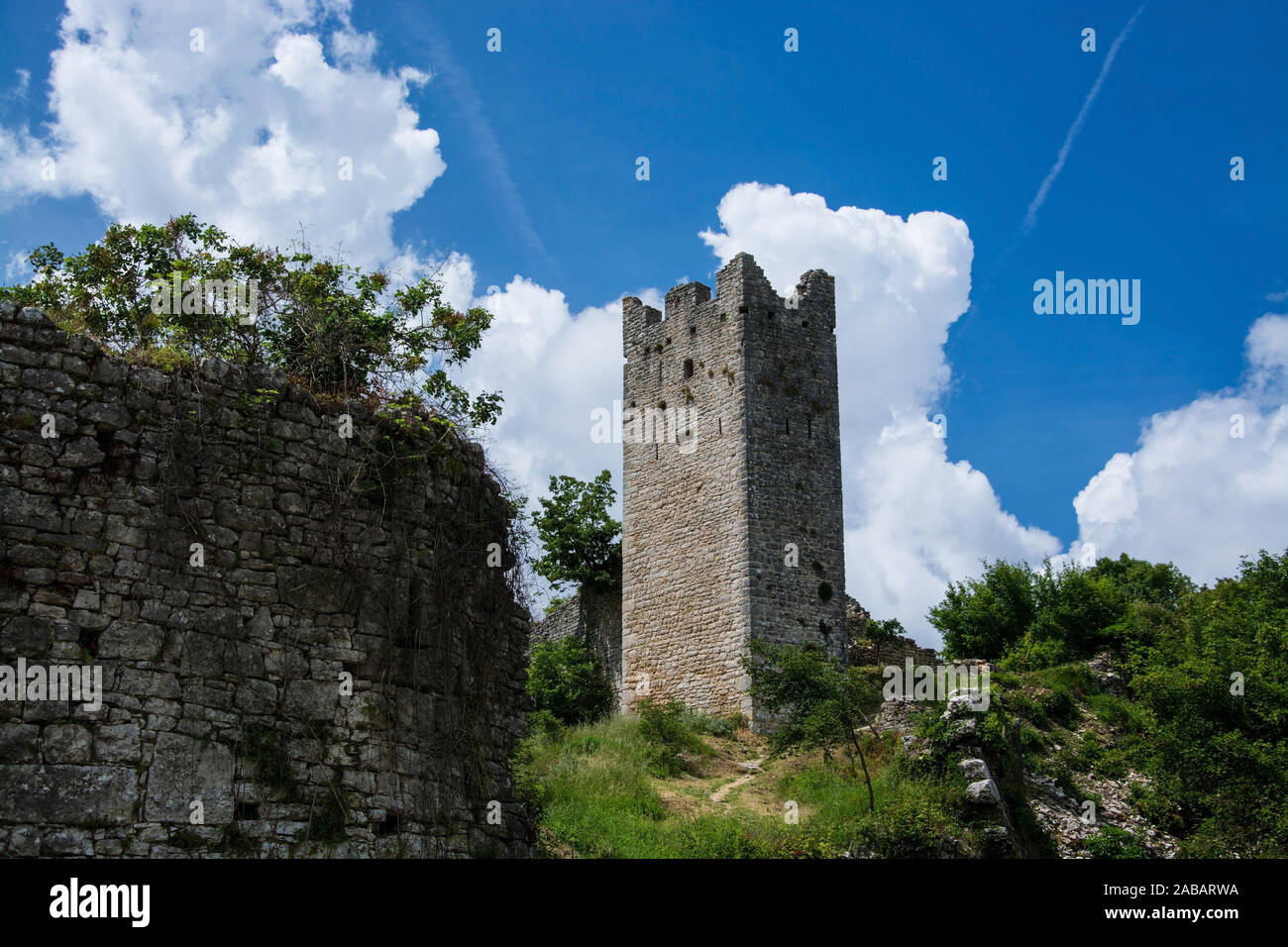 Dvigrad ist eine verlassene Ruinenstadt in der Gemeinde Kanfanar im kroatischen Teil der Halbinsel Istrien. Foto Stock