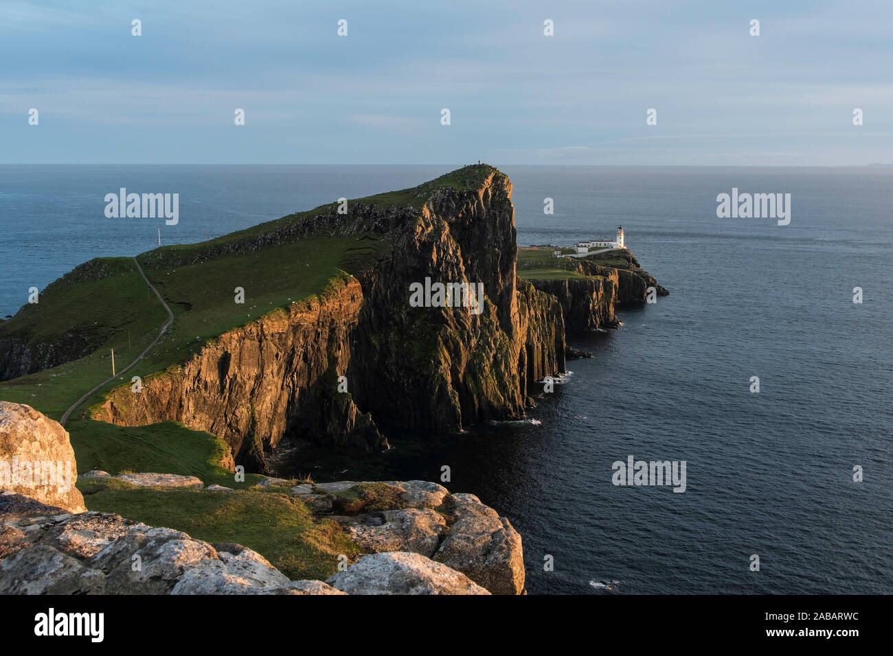 Punto Neist ist eine kleine Halbinsel auf der schottischen Insel Skye und markiert mit ihrem Leuchtturm den westlichsten Punkt der Insel. Foto Stock
