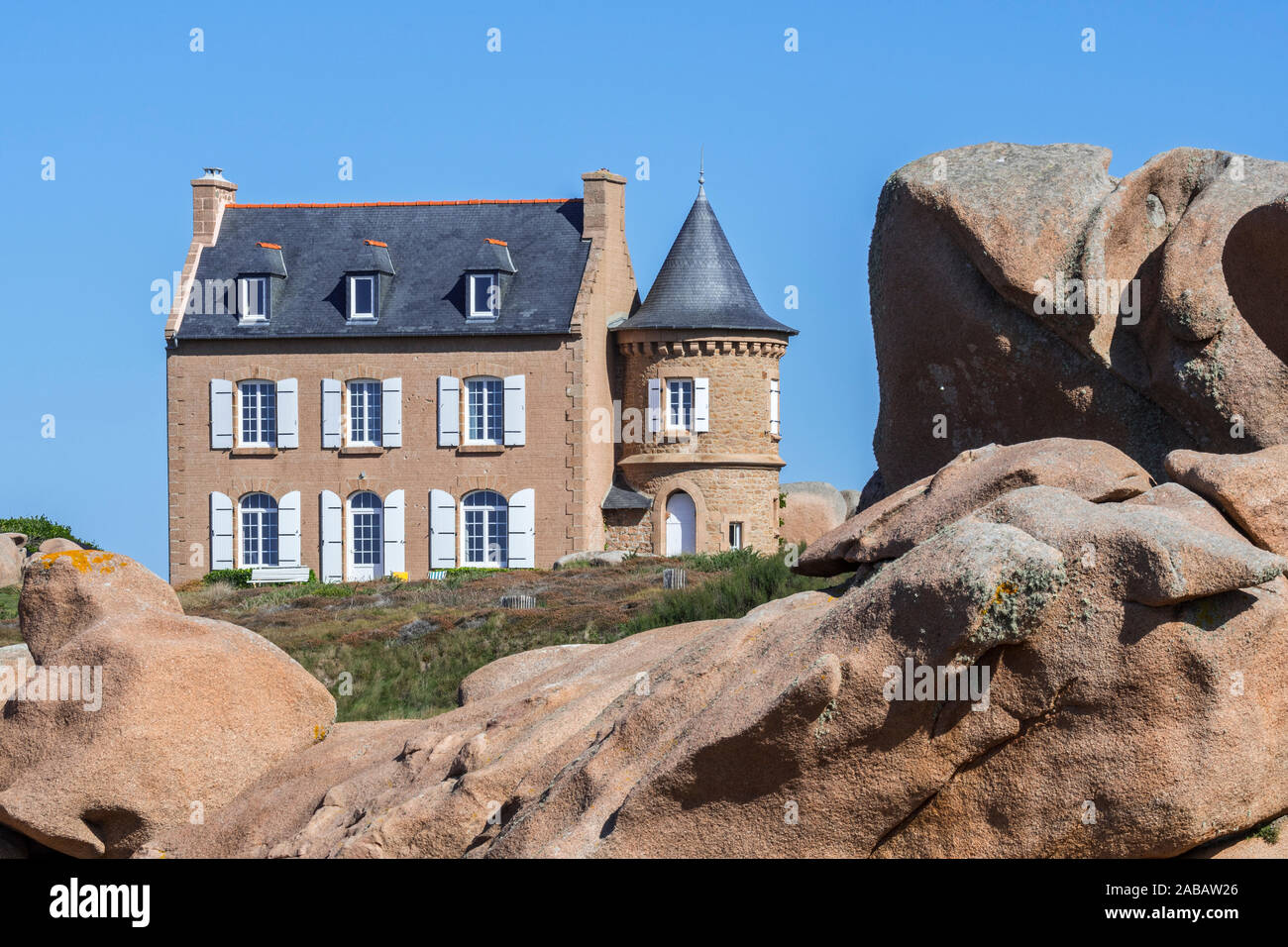 Villa / casa costruita da Gustave Eiffel a Ploumanac'h lungo la Côte de Granit Rose / Costa di Granito Rosa, Côtes d'Armor Bretagna, Francia Foto Stock