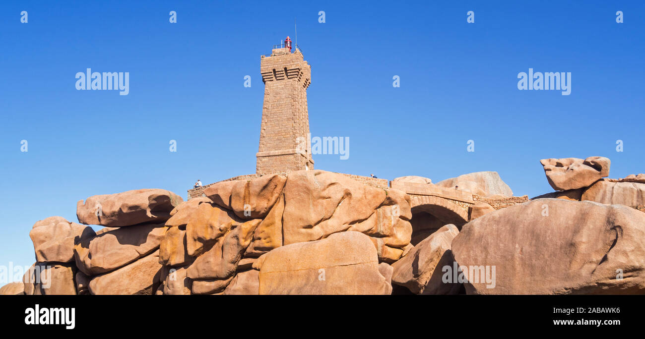 Il Pors Kamor faro lungo la Côte de Granit Rose / Costa di Granito Rosa a Ploumanac'h, Perros-Guirec, Côtes-d'Armor Bretagna, Francia Foto Stock