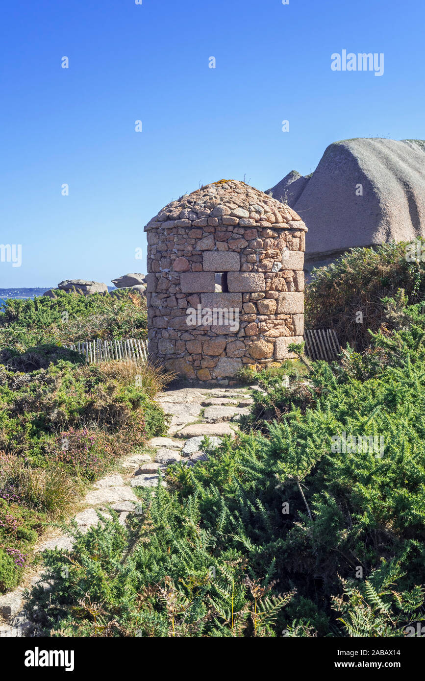 Xvii secolo funzionario doganale il rifugio lungo la Côte de Granit Rose / Costa di Granito Rosa a Ploumanac'h, Perros-Guirec, Côtes-d'Armor Bretagna, Francia Foto Stock
