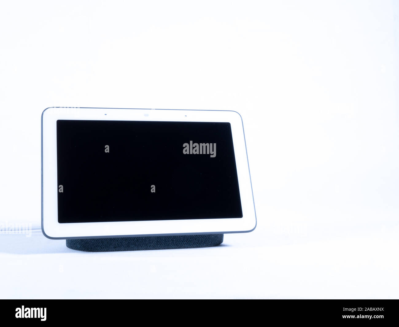 Touch screen smart home Assistente vocale altoparlante con schermo vuoto e la camera per il titolo Foto Stock