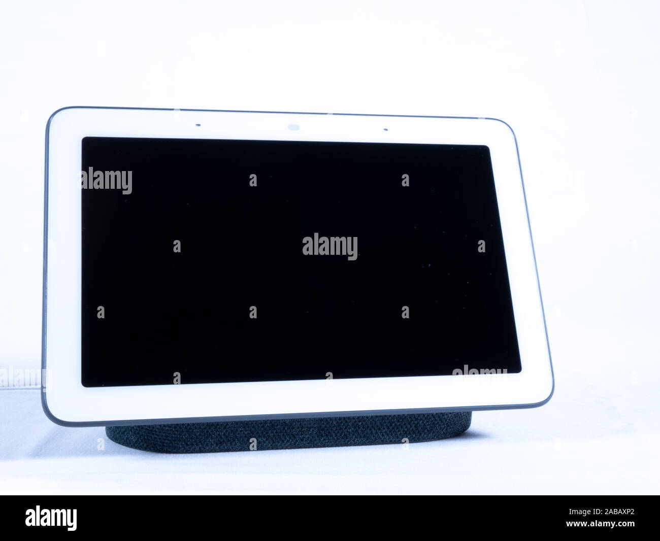 Touch screen smart home Assistente vocale altoparlante schermo bianco su sfondo bianco Foto Stock
