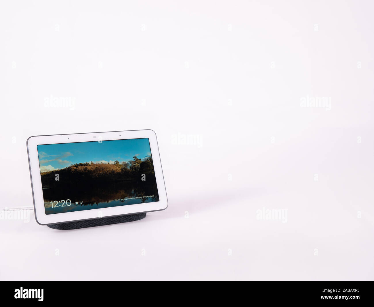 Touch screen smart home Assistente vocale altoparlante sul bianco con spazio per il testo Foto Stock