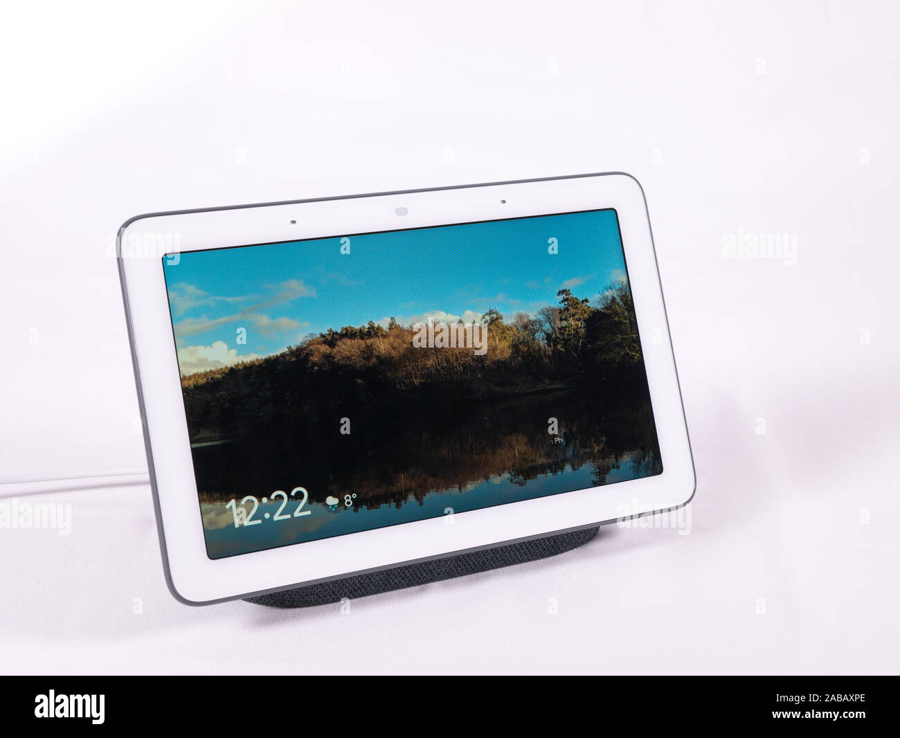 Touch screen smart home Assistente vocale altoparlante con foto e orologio Foto Stock