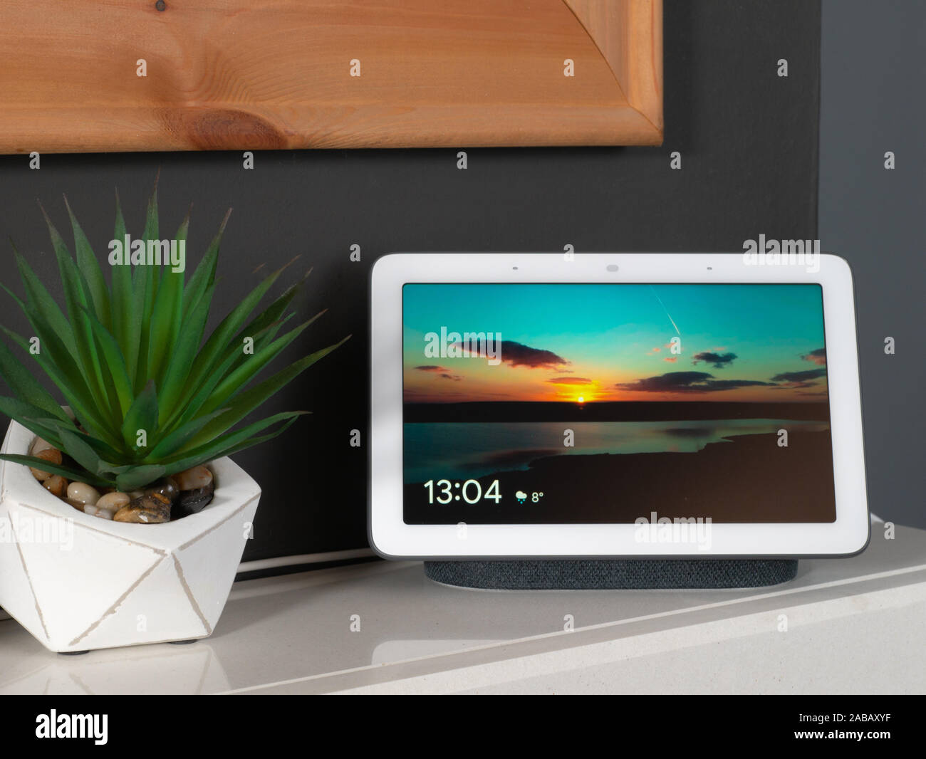 Nov 2019, UK - Google Nest mozzo in impostazione home - Digital Photo Frame decor in mostra con il tempo Foto Stock