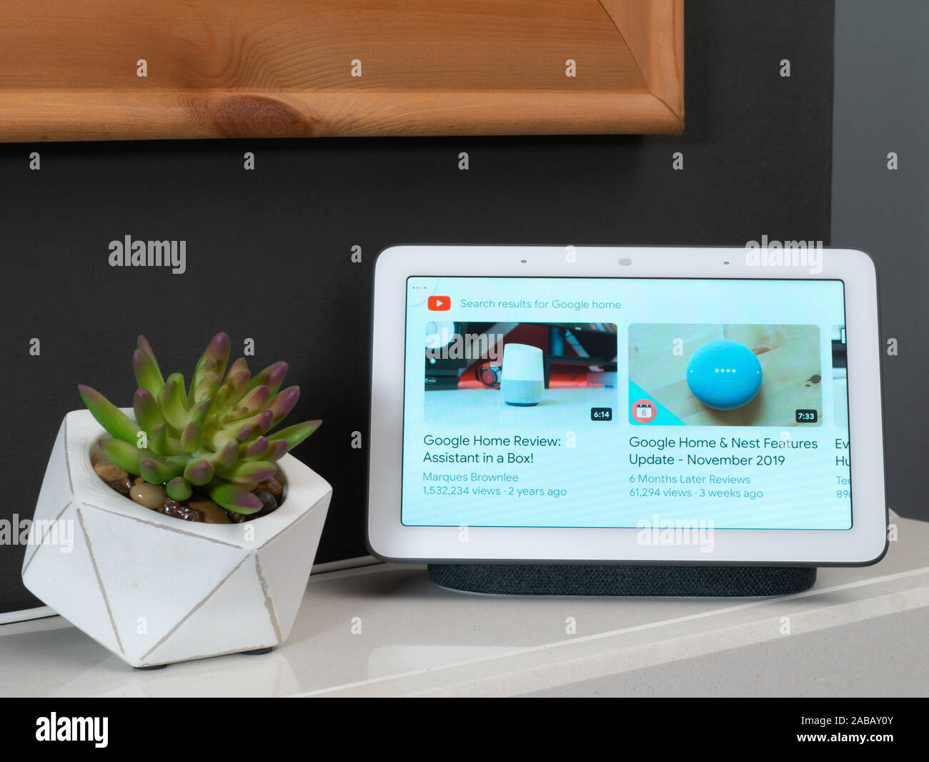 Nov 2019, UK - Google Nest mozzo nel soggiorno den che mostra i video di youtube elenco Foto Stock