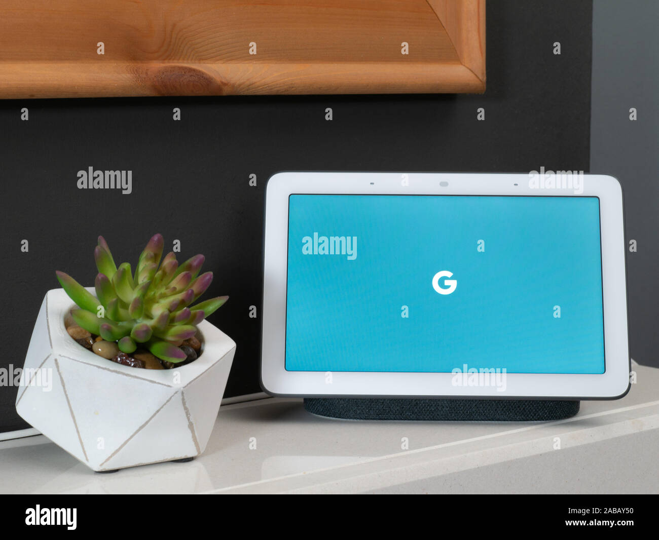Nov 2019, UK - Google Nest mozzo in fase di avvio con il logo di Google su sfondo blu Foto Stock