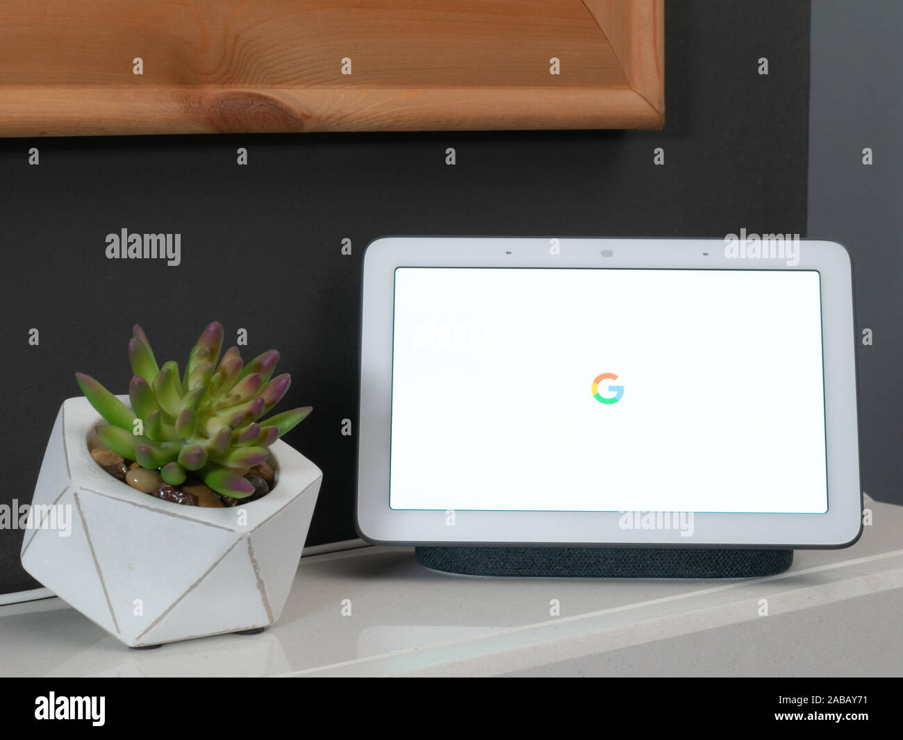 Nov 2019, UK - Google Nest Hub con colorata colorata Google logo su sfondo bianco come dispositivo si avvia Foto Stock