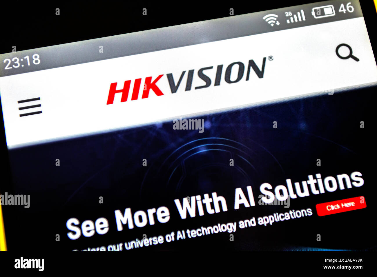 Berdyansk, Ucraina - 18 Aprile 2019: Hikvision website homepage. Logo Hikvision visibile sullo schermo del telefono. Foto Stock