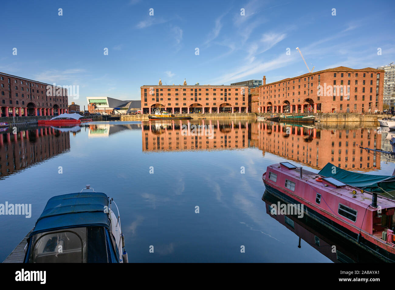 Ripresa a tutto campo dell'Albert Dock di Liverpool e il Museo di Liverpool. Barche ormeggiate in primo piano sull'ancora acqua e il fegato uccelli appena visi Foto Stock