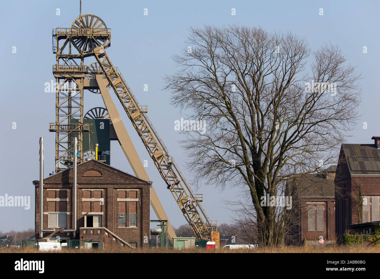 Ex miniera, Niederberg colliery, in Neukirchen-Vluyn, terra desolata, rimanendo pit scaffolds e alcune installazioni di superficie, Foto Stock