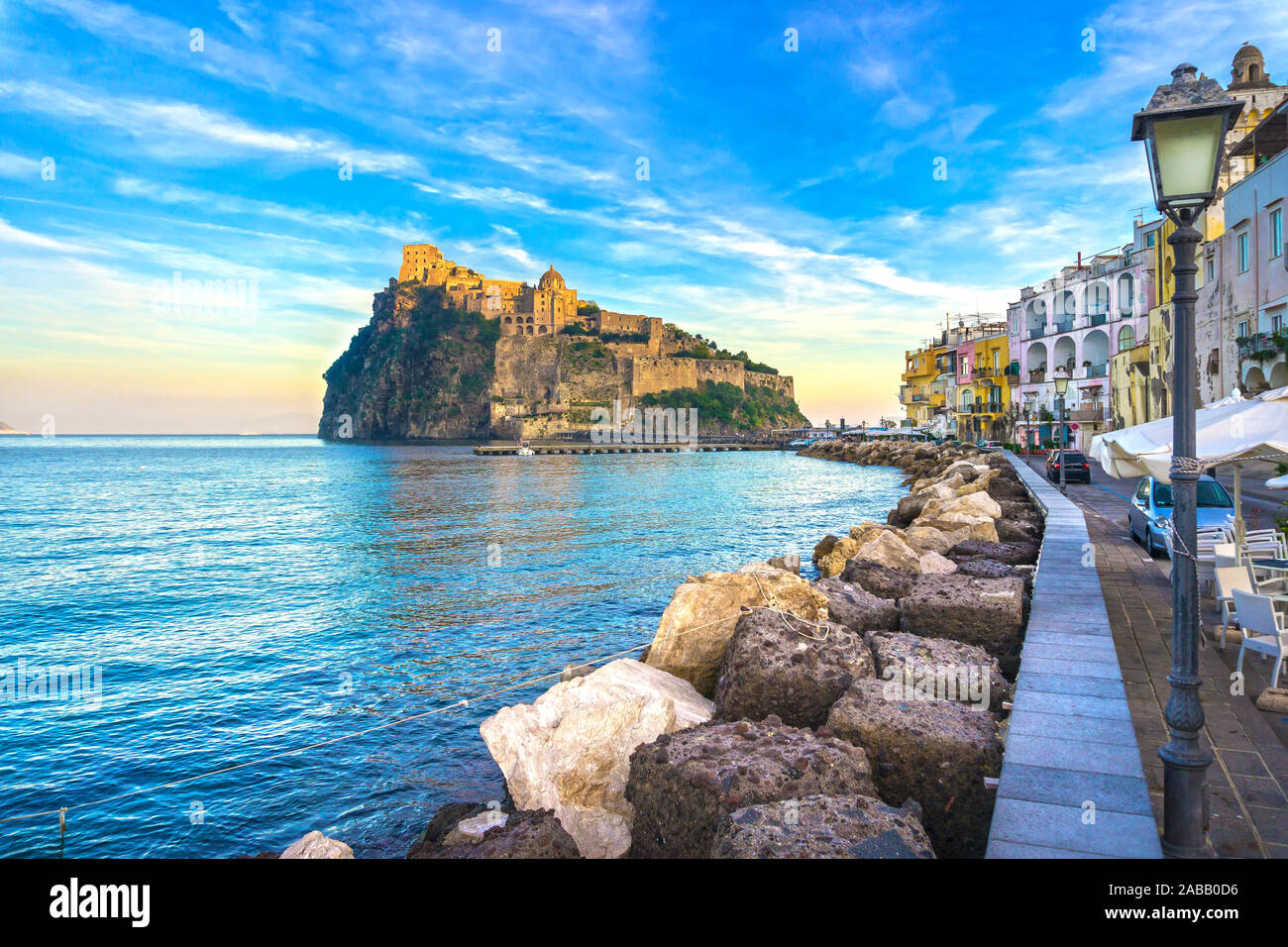 Isola di Ischia e aragonesi il castello medievale o Ischia Ponte. Destinazione di viaggio vicino a Napoli in Campania, Italia. L'Europa. Foto Stock