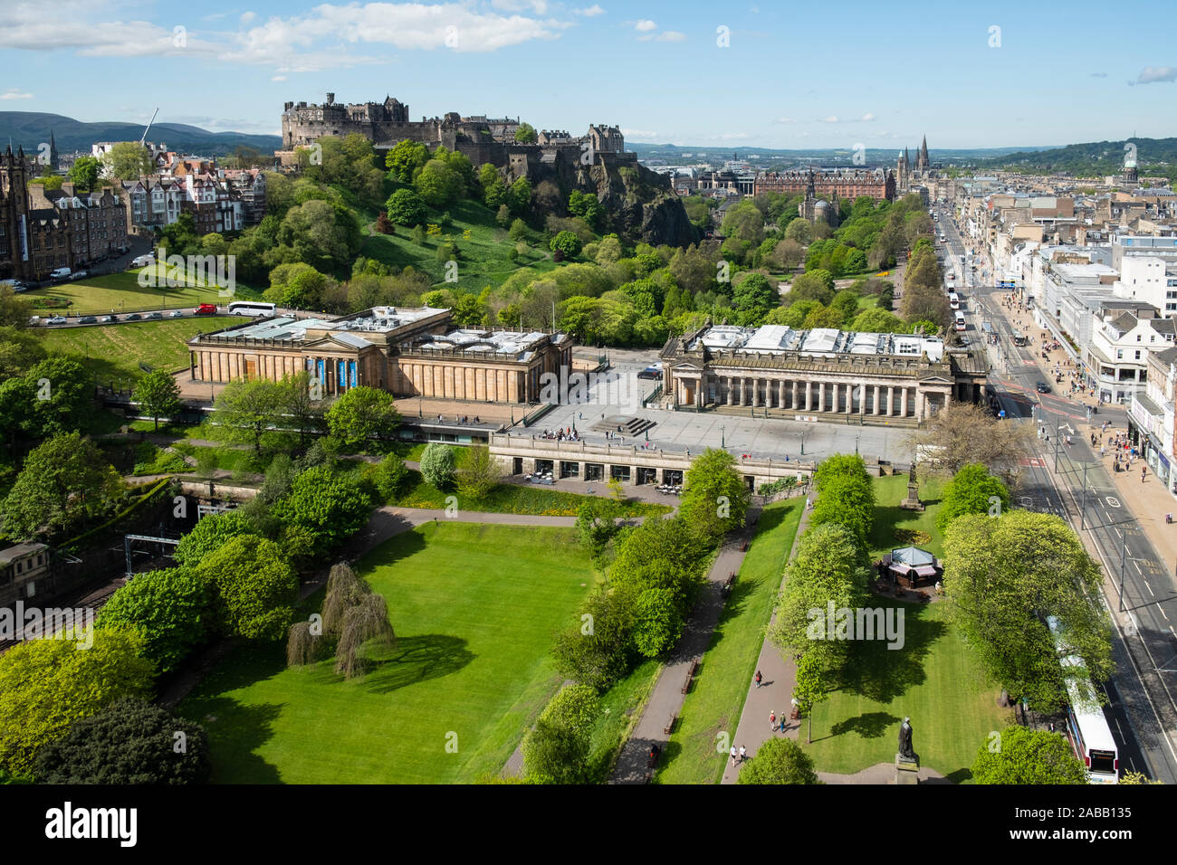 Skyline di giardini di Princes Street e il Castello di Edimburgo, la Scottish National Gallery (L) e la Royal Scottish Academy (R) a Edimburgo, Scozia, Regno Unito Foto Stock
