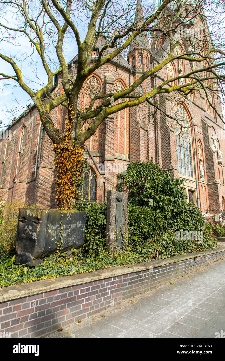 Vecchia miniera auto, carbone carro dell'ex Osterfeld colliery in Oberhausen, davanti alla Santa Chiesa Pankratius su Bottroper Street, Foto Stock