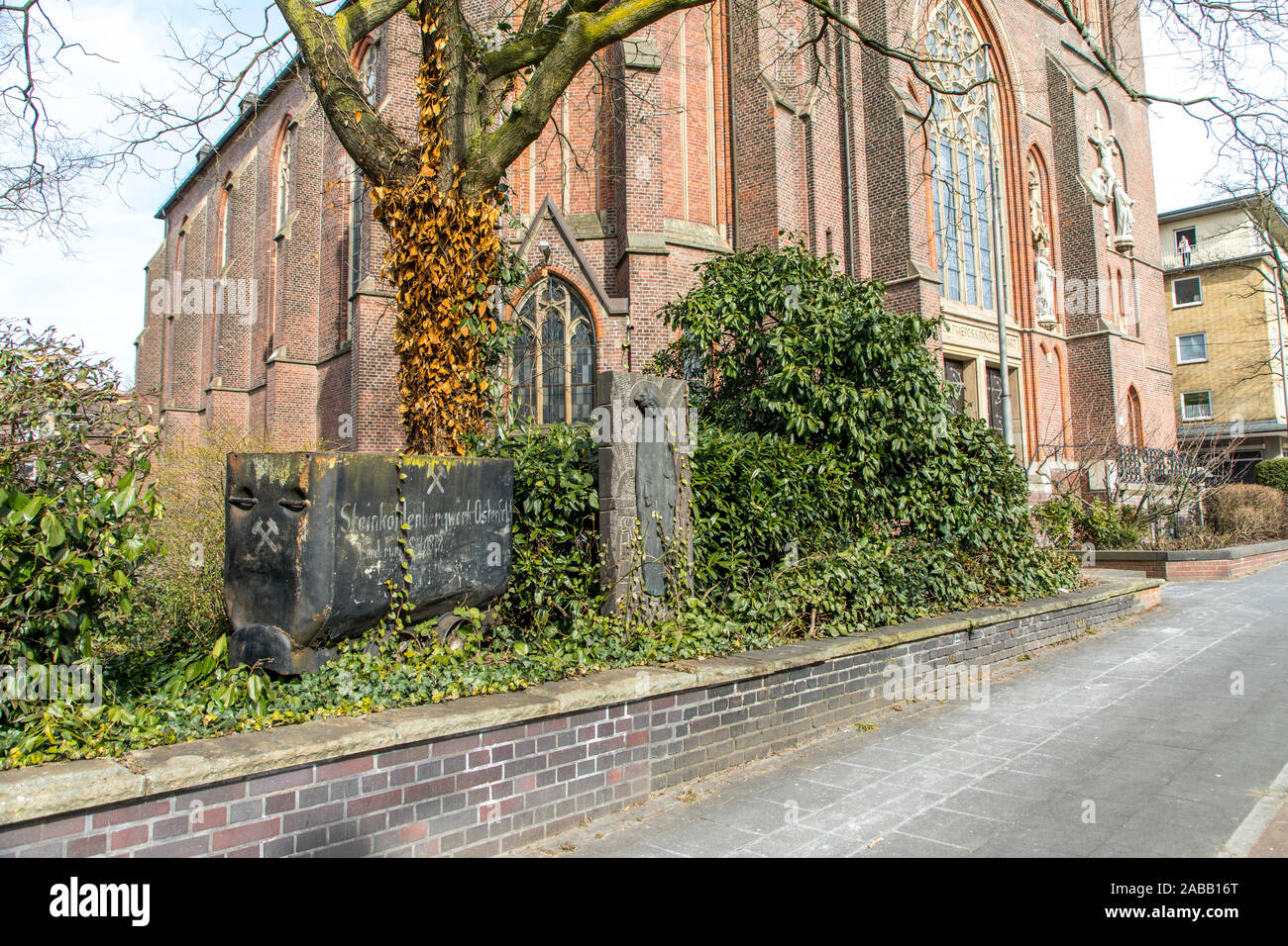 Vecchia miniera auto, carbone carro dell'ex Osterfeld colliery in Oberhausen, davanti alla Santa Chiesa Pankratius su Bottroper Street, Foto Stock