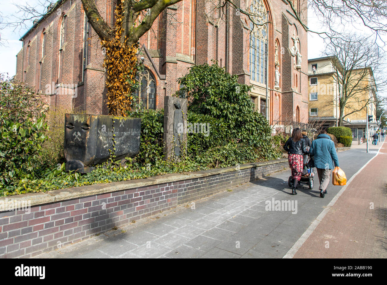 Vecchia miniera auto, carbone carro dell'ex Osterfeld colliery in Oberhausen, davanti alla Santa Chiesa Pankratius su Bottroper Street, Foto Stock