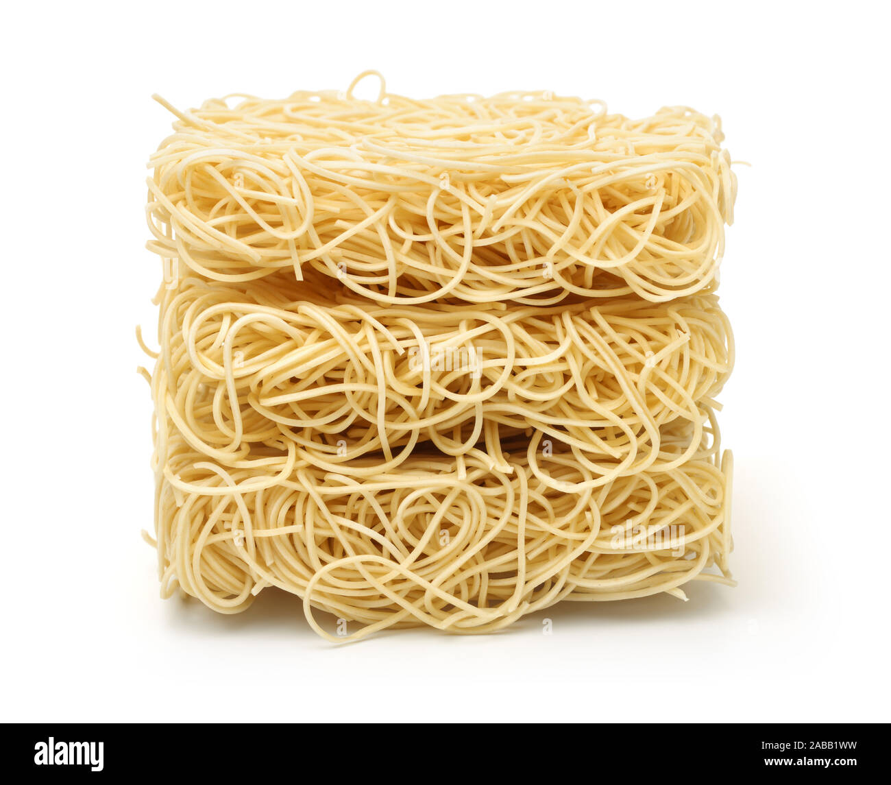 Pila di cotte a secco di spaghetti ramen isolato su bianco Foto Stock