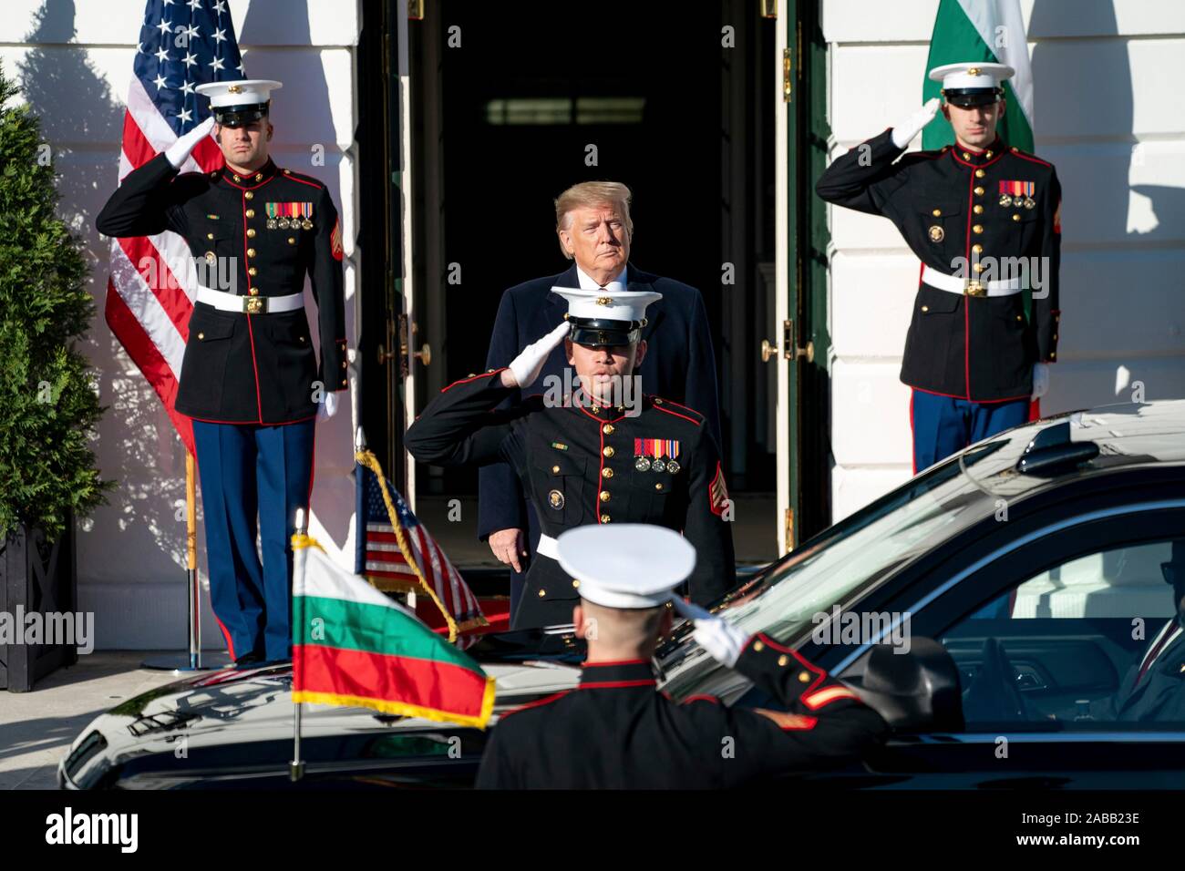 Washington, Stati Uniti d'America. 25 Novembre, 2019. U.S presidente Donald Trump attende di dare il benvenuto a Primo ministro bulgaro Boyko Borissov all'arrivo presso il portico sud della Casa Bianca Novembre 25, 2019 a Washington, DC. Credito: Tia Dufour/White House foto/Alamy Live News Foto Stock