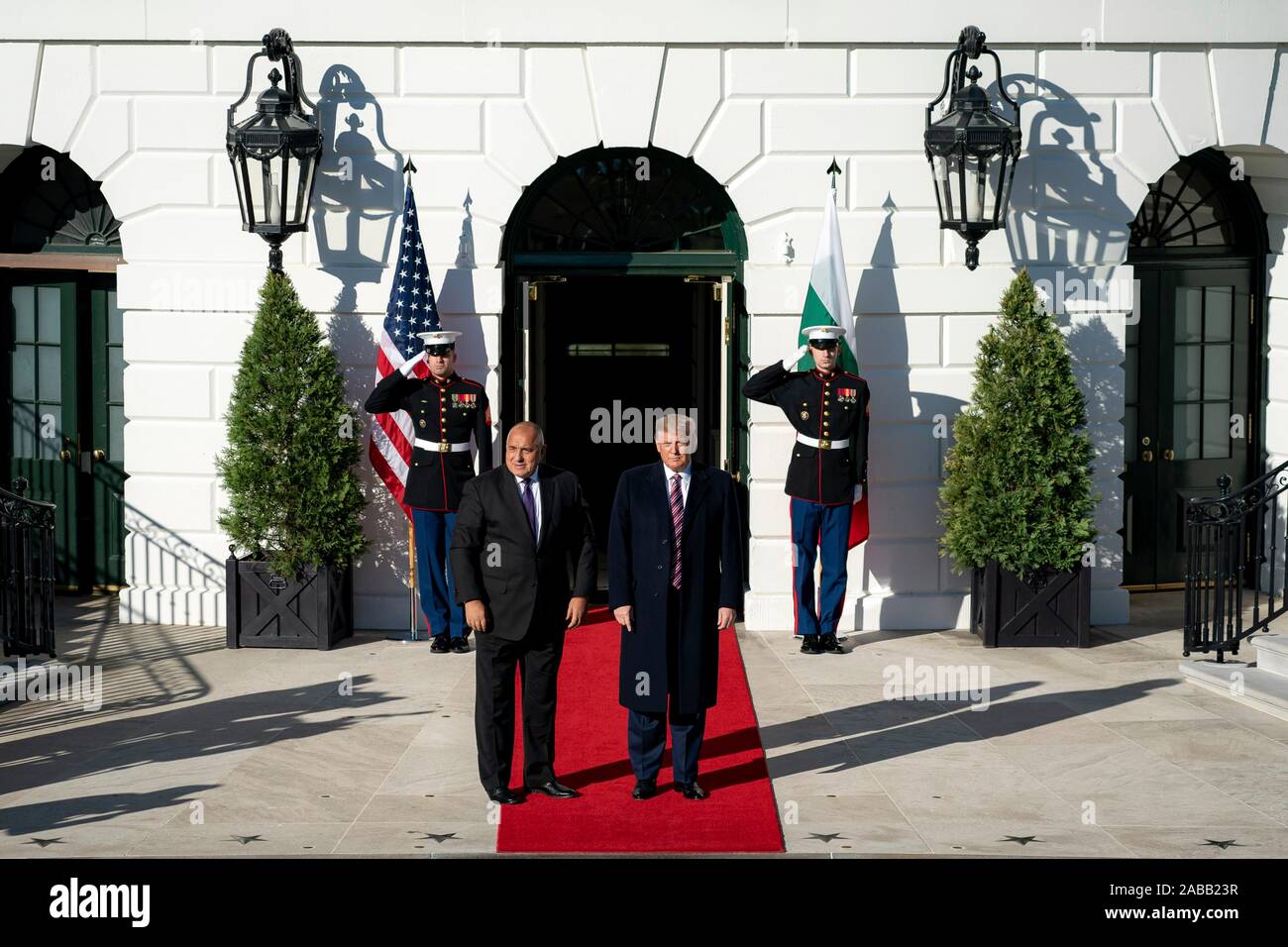 Washington, Stati Uniti d'America. 25 Novembre, 2019. U.S presidente Donald Trump sta con il Primo ministro bulgaro Boyko Borissov all'arrivo presso il portico sud della Casa Bianca Novembre 25, 2019 a Washington, DC. Credito: Tia Dufour/White House foto/Alamy Live News Foto Stock