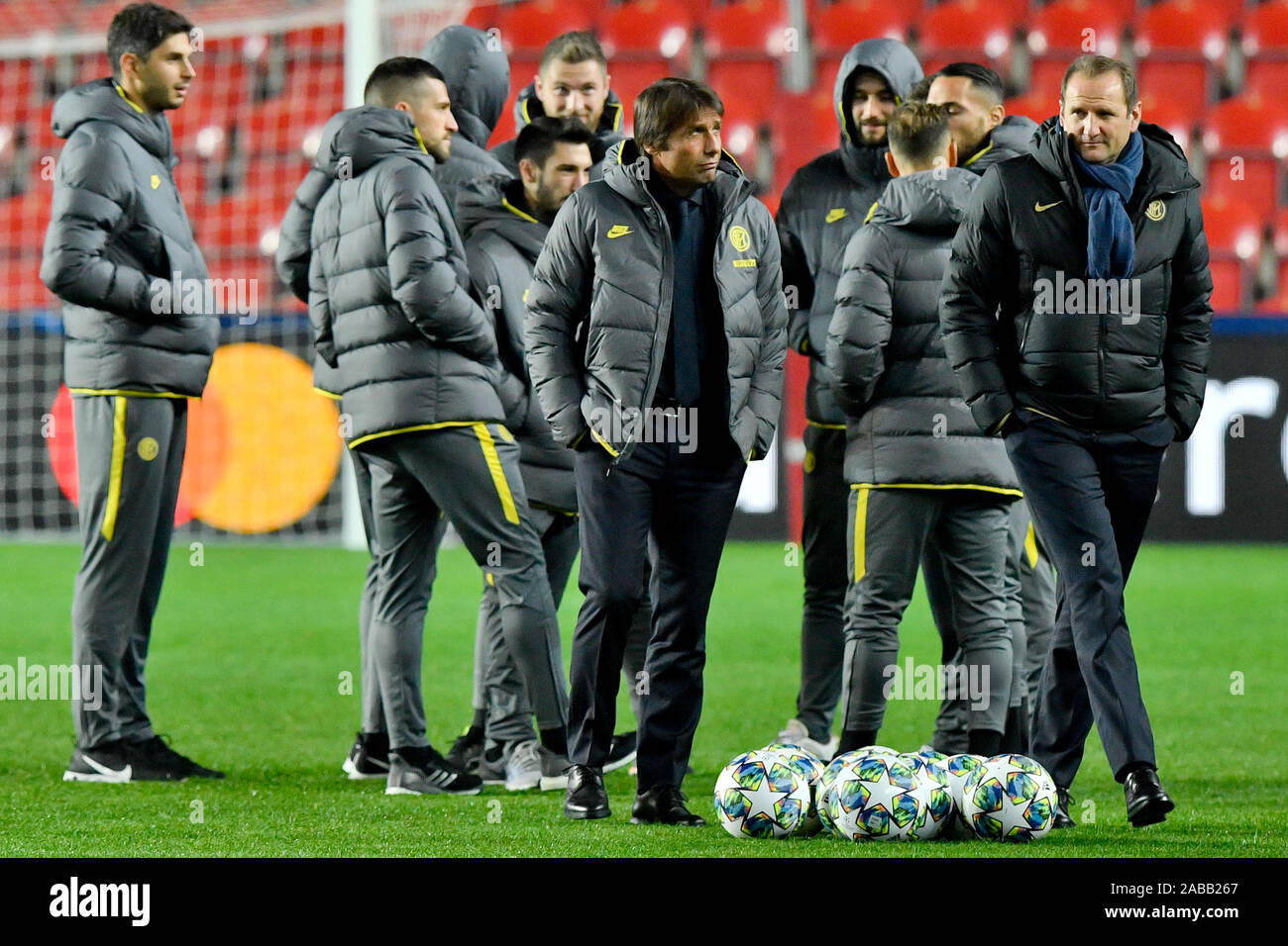 Praga, Repubblica Ceca. 26 Nov, 2019. Antonio Conte, allenatore di Inter e Milan, centro si osserva dopo la conferenza stampa prima del calcio Champions League Slavia Praha vs Inter Milan a Praga Repubblica Ceca, Novembre 26, 2019. Credito: Vit Simanek/CTK foto/Alamy Live News Foto Stock