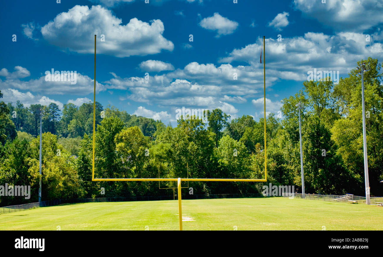 Due pali su un americano di campo di calcio Foto Stock