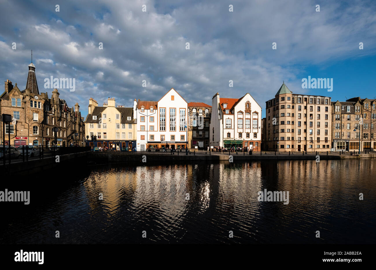 Di sera il sole estivo sulla riva accanto all'acqua di Leith in Leith, Edimburgo, Scozia, Regno Unito Foto Stock