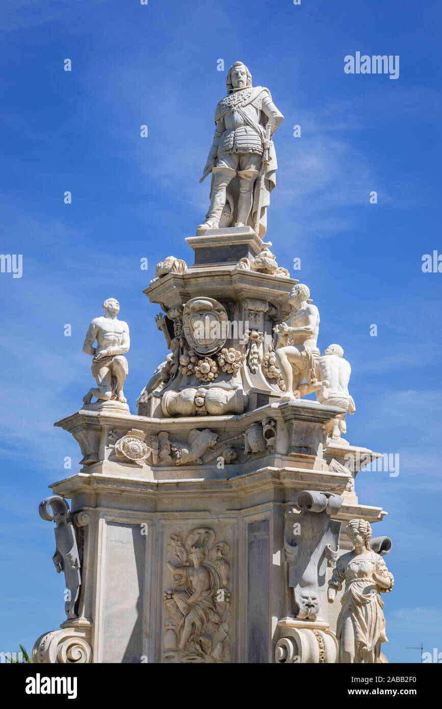 Teatro marmoreo monumento eretto nel 1662 di fronte a Palazzo Reale noto anche come Palazzo dei Normanni a Palermo, la capitale della regione Sicilia, Italia Foto Stock