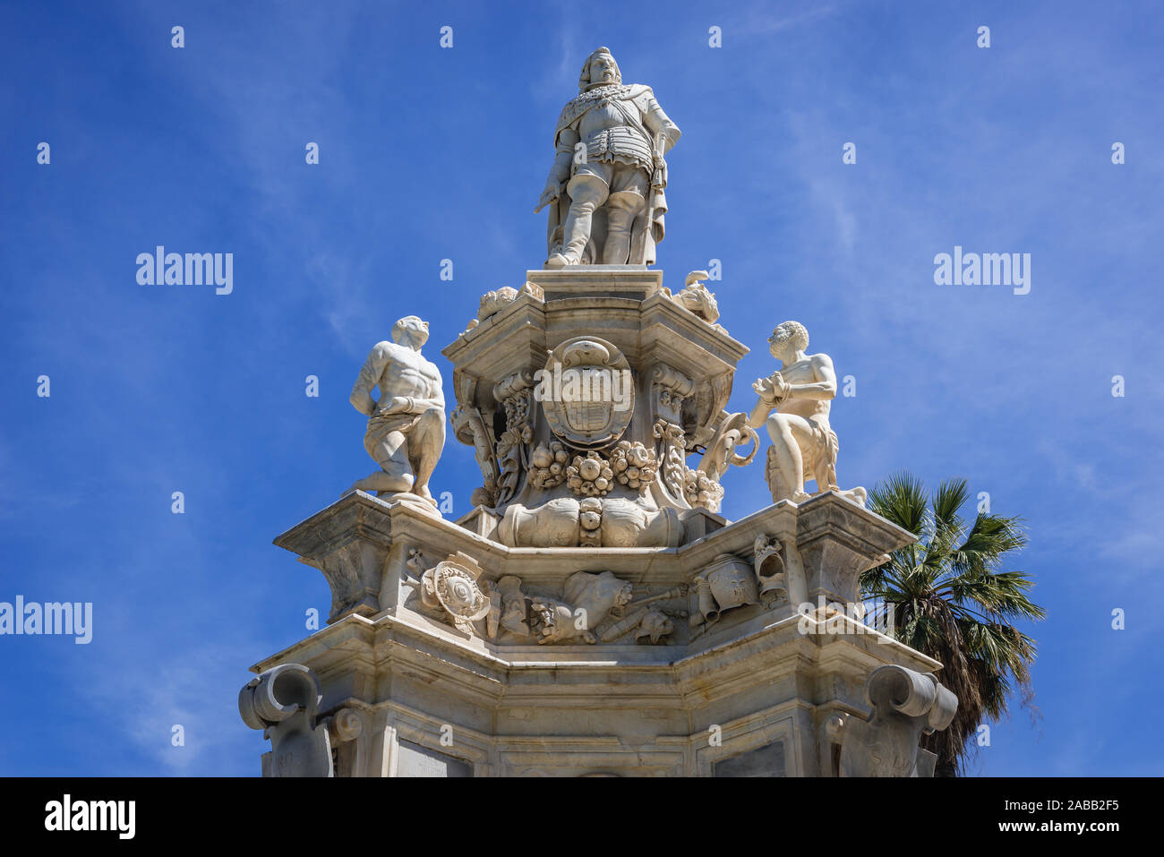Teatro marmoreo monumento eretto nel 1662 di fronte a Palazzo Reale noto anche come Palazzo dei Normanni a Palermo, la capitale della regione Sicilia, Italia Foto Stock