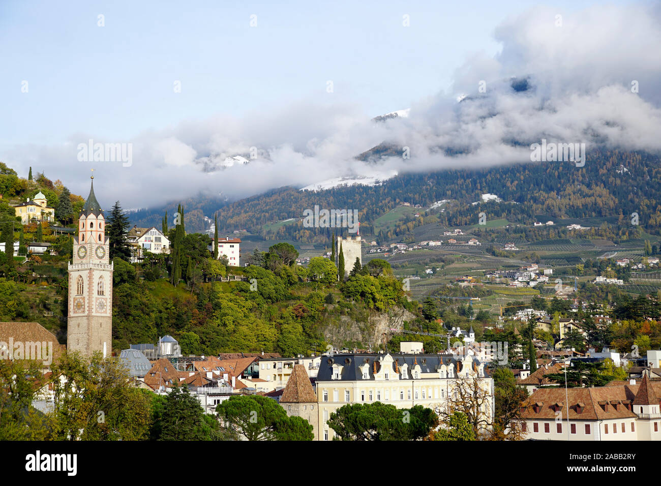 Città di Merano e San Nicolaus chiesa a Merano in Alto Adige, Italia. Nuvoloso Giorno d'autunno. Foto Stock