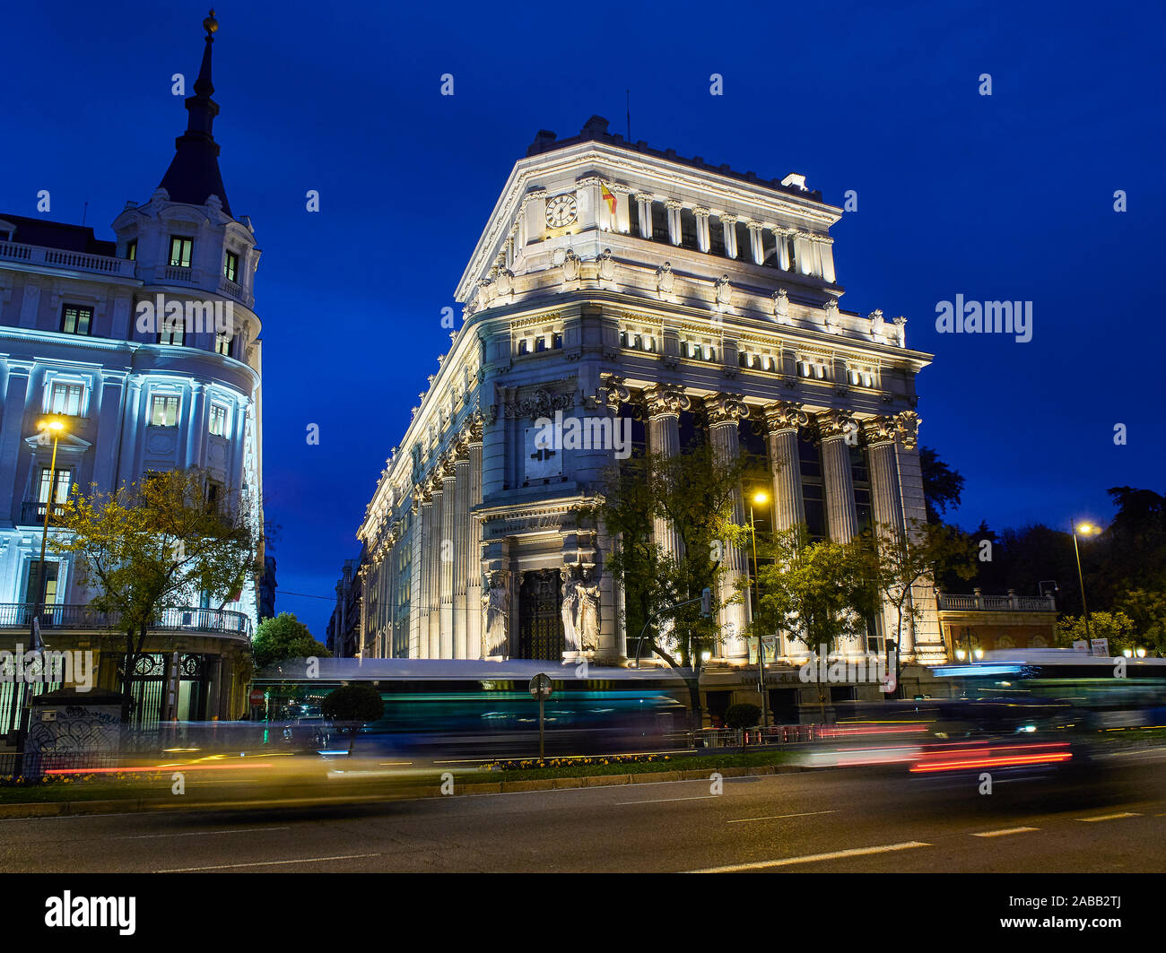 L'Istituto Cervantes edificio, noto anche come Palazzo delle cariatidi, al calar della sera. Vista dalla strada di Alcala. Madrid, Spagna. Foto Stock