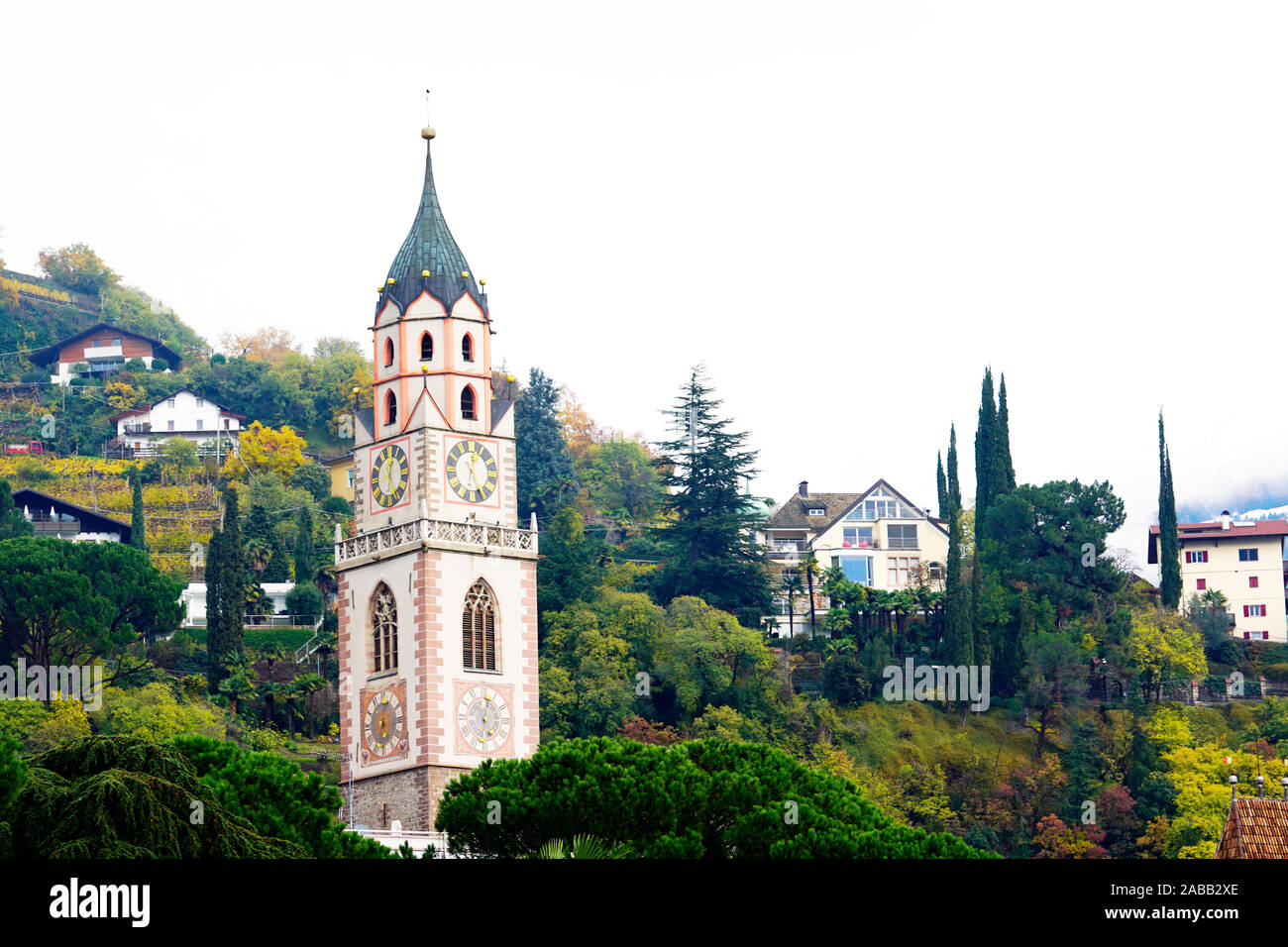 Città di Merano e San Nicolaus chiesa a Merano in Alto Adige, Italia. Nuvoloso Giorno d'autunno. Foto Stock