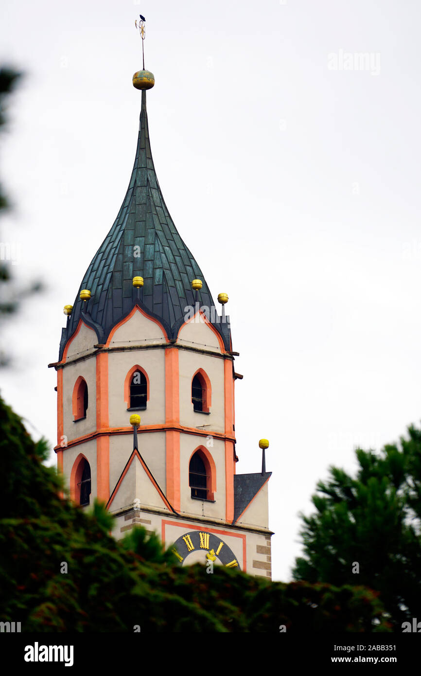 Città di Merano e San Nicolaus chiesa a Merano in Alto Adige, Italia. Nuvoloso Giorno d'autunno. Foto Stock