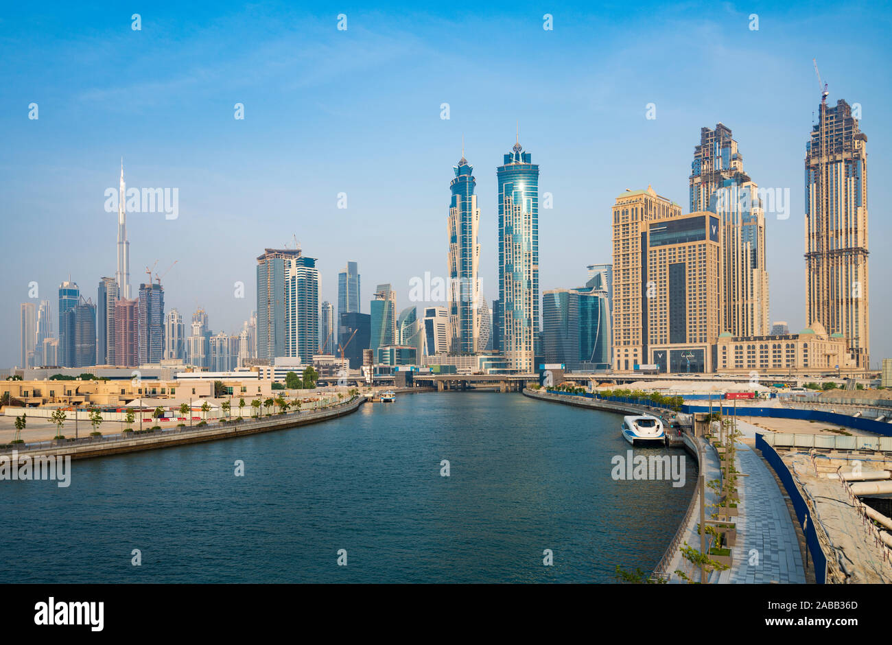 Vista della nuova Dubai Canale d'acqua una via navigabile che collega in Dubai Creek e il mare. Emirati Arabi Uniti, Emirati Arabi Uniti Foto Stock