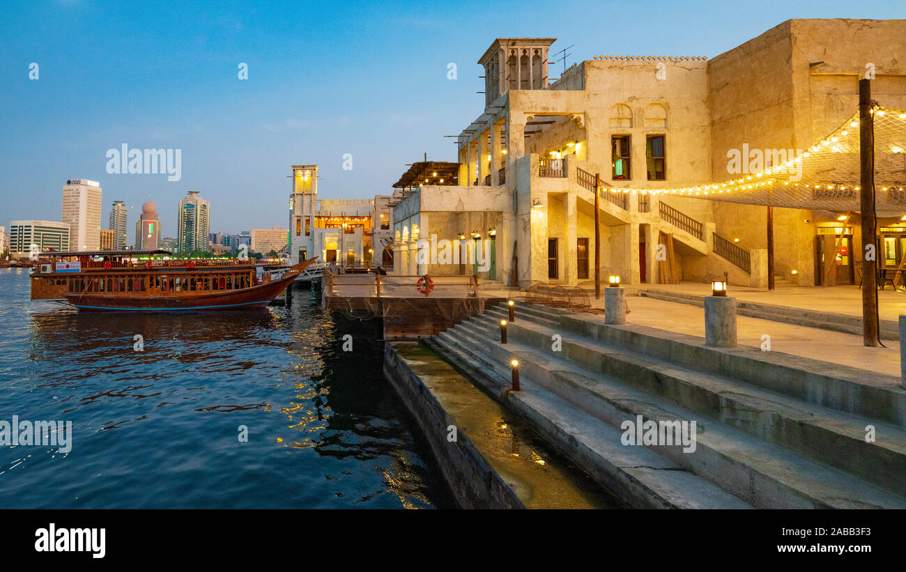 Nuovo Al Seef distretto culturale, costruito con architettura tradizionale e il design , dal Creek waterside in Dubai Emirati Arabi Uniti Foto Stock