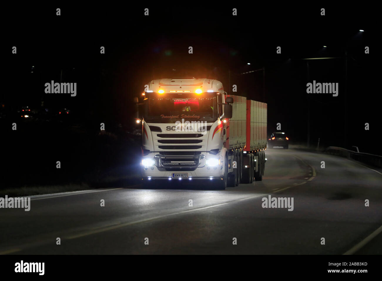 Scania R730 carrello di trasporto Stromberg stagionale di barbabietole da zucchero trasporti illumina la strada scura con luminosi fari. Salo, Finlandia. Nov 22, 2019. Foto Stock