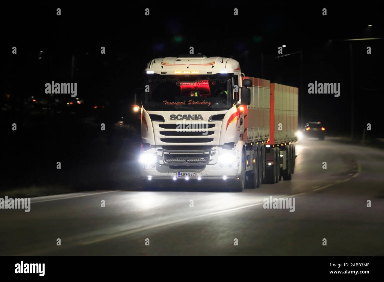 Scania R730 carrello di trasporto Stromberg stagionale di barbabietole da zucchero haul illumina la strada scura con luminosi fari. Salo, Finlandia. Nov 22, 2019. Foto Stock