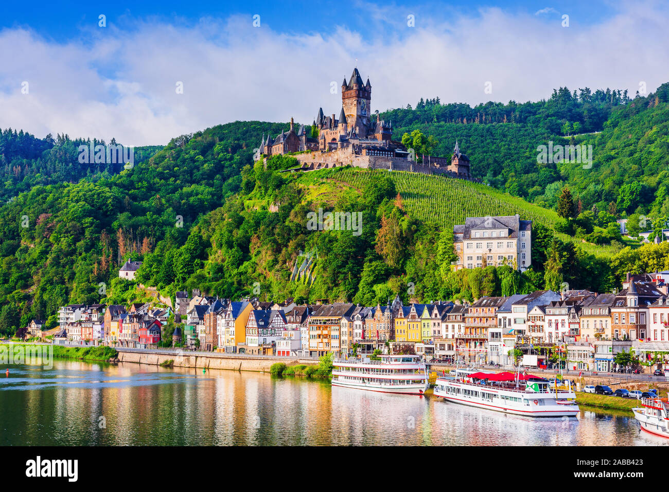 Cochem, Germania. Città vecchia e la città di Cochem Reichsburg (castello) sul fiume Mosella. Foto Stock